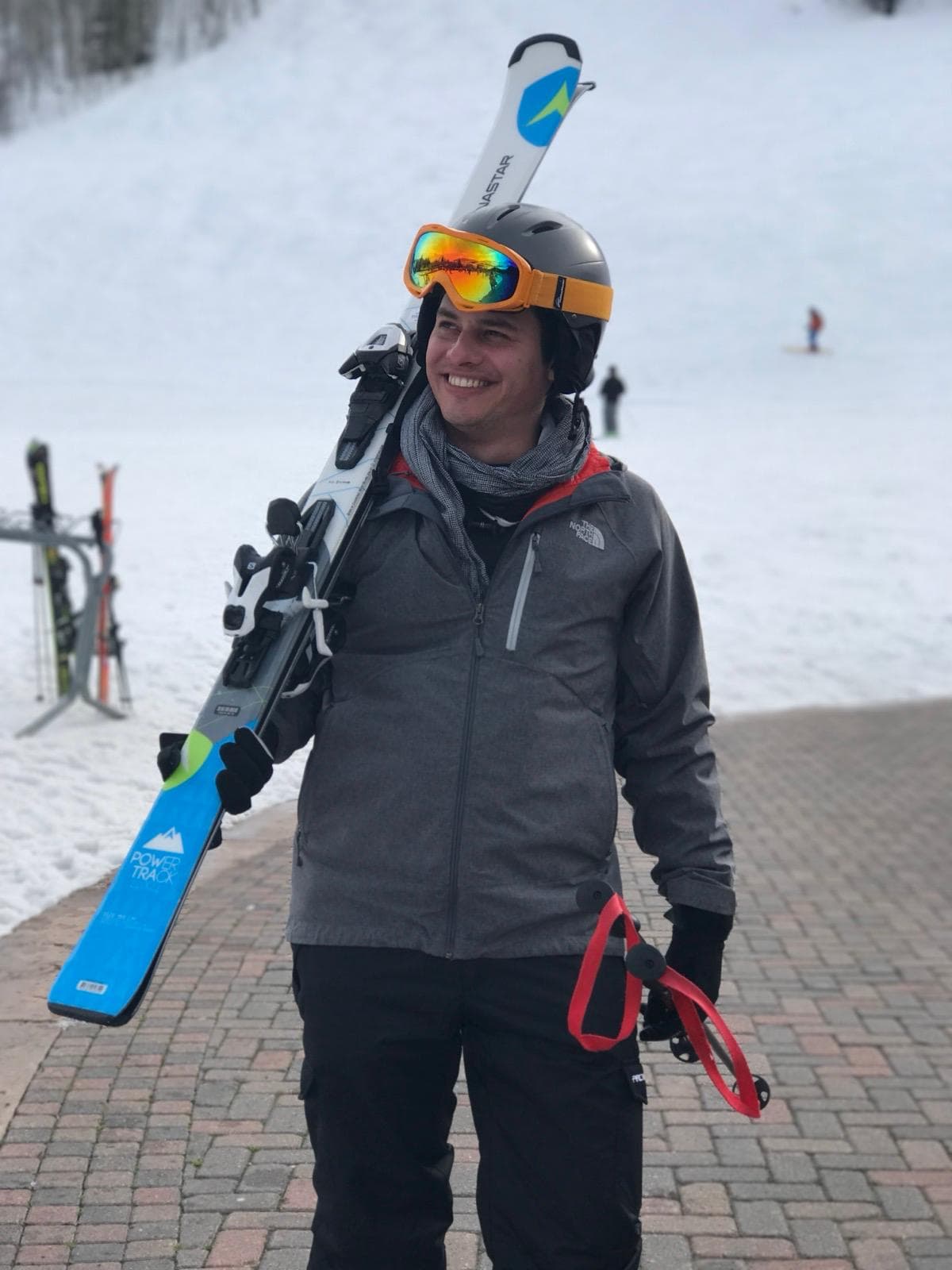 Santiago Díaz skiing